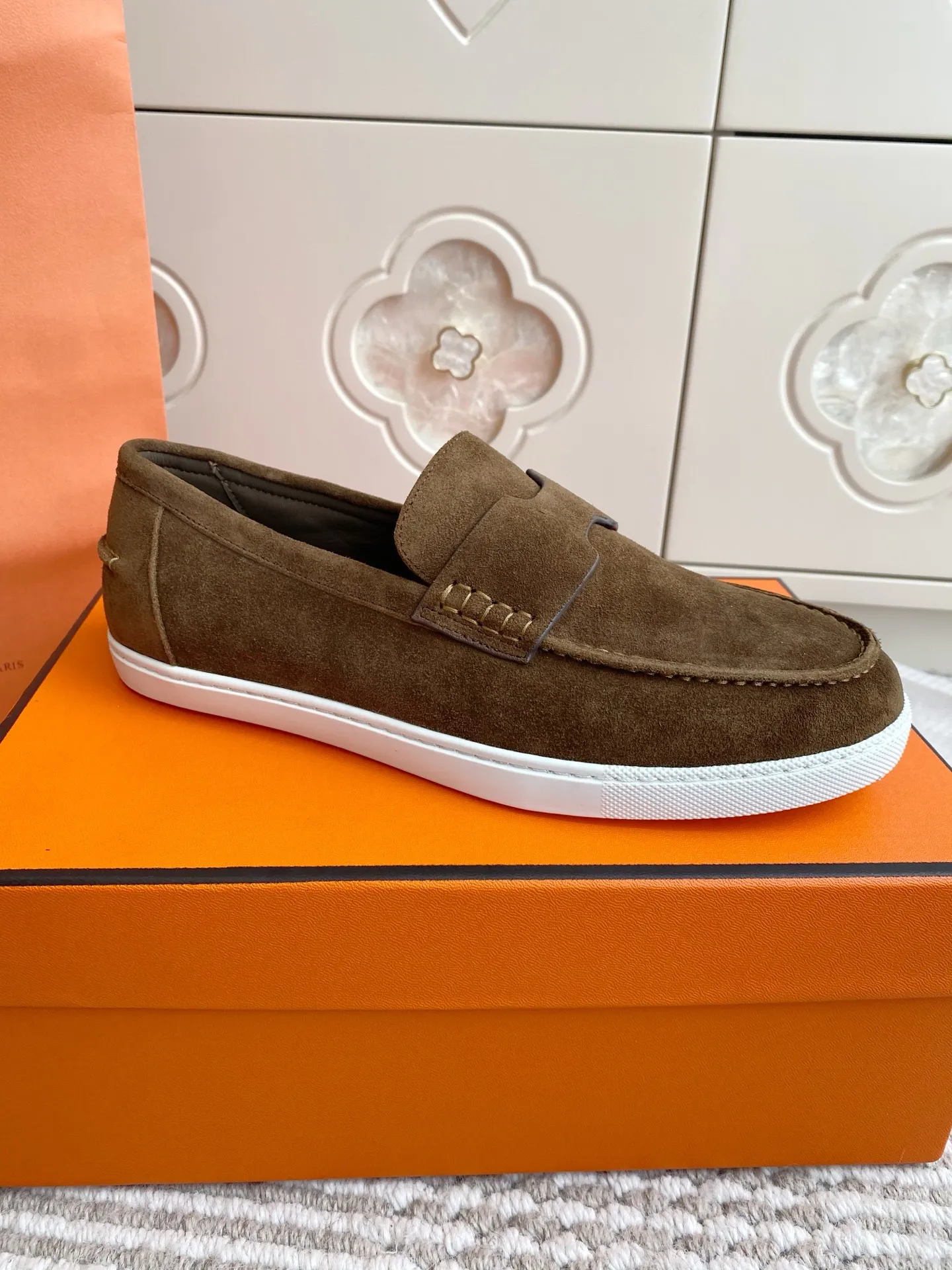p560✨Hermes Couple Loafers｜Walking in the urban high-end, easily wearing Hermès temperament✨Who says luxury and comfort can’t have both?  This pair of H’s classic loafers really does it!  ▪️"Customized imported Yangjing fabric" is soft and delicate ▪️"Full sheepskin lining" + "soft-soled shoes" design. Your feet will be healed the moment you put them on~ It's like stepping on clouds☁️You won't feel tired after walking all day!  The iconic "H" buckle is low-key and luxurious. It is matched with a rubber outsole. It is lightweight and stylish. Whether you are commuting or shopping, you can easily achieve casual urban style🏙 Can be worn by couples. Full range of sizes, girls 35-41 | boys 39-45. Wear them together when going out. Sweet and high-end💑 Original mold opening. Details are in place. Those who understand will be attracted at a glance ️❤️ #Hermès loafers #coupleshoes #lightweight and versatile shoes